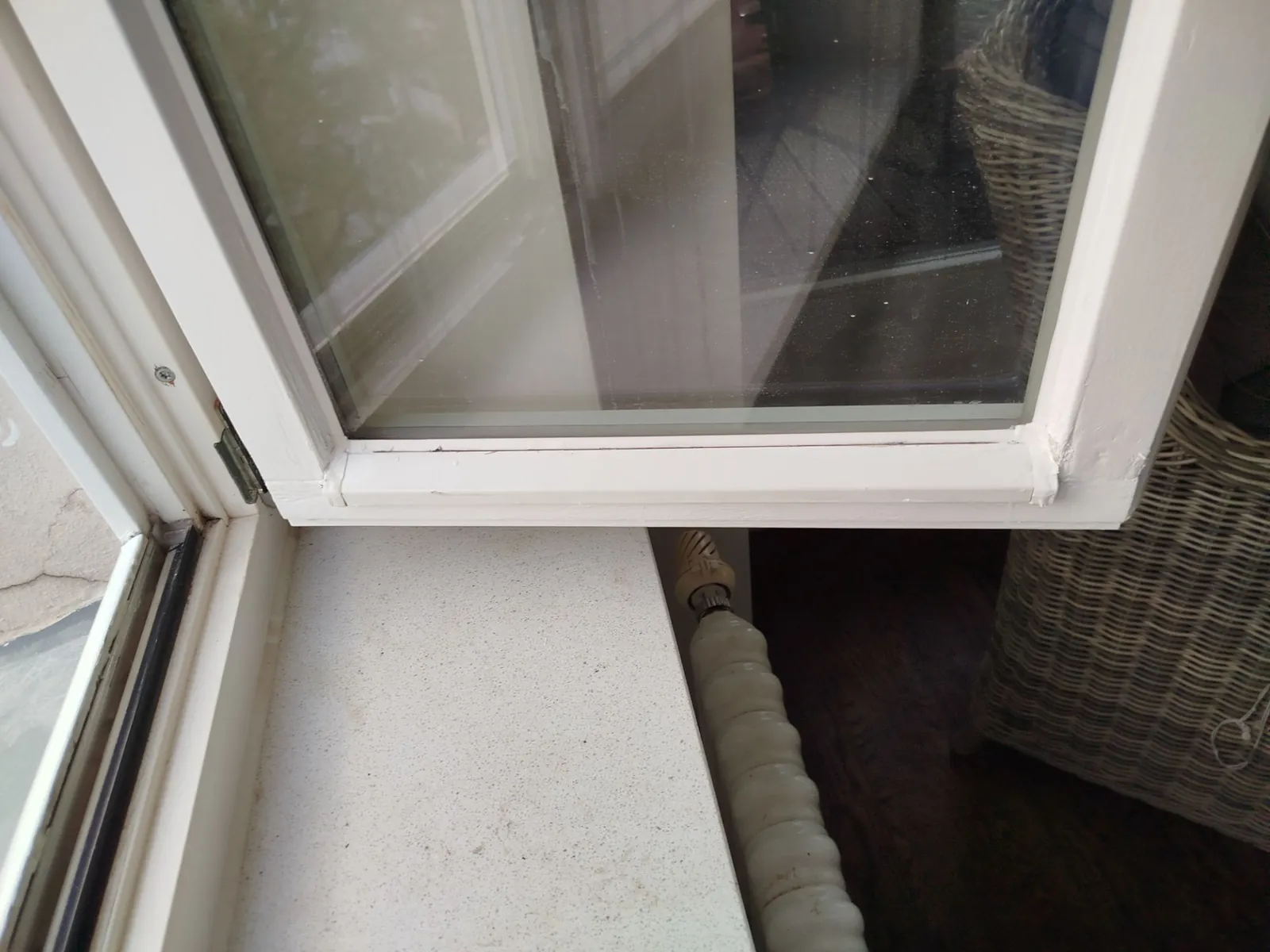 Fensterecke nach der Sanierung mit neuer Lackierung und frischer Dichtung