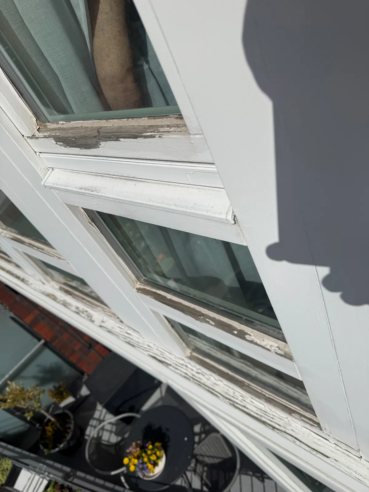 Beschädigter Wetterschenkel mit abgeplatztem Lack vor der Reparatur